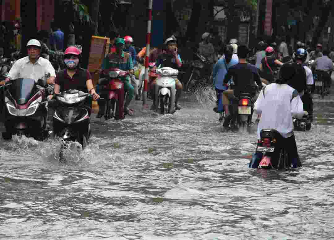 Cảnh ngập lụt trên một đoạn đường dài