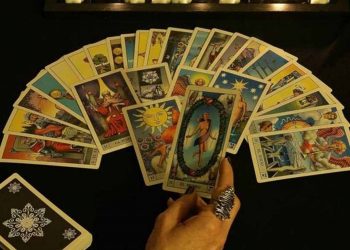 Bói bài tarot đưa ra lời khuyên chân thành cho bạn