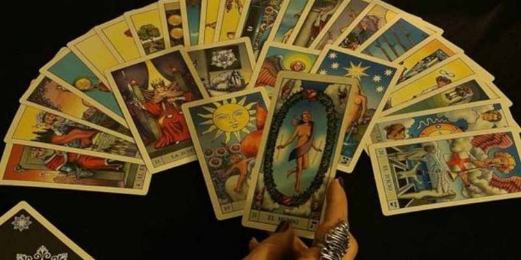 Bói bài tarot đưa ra lời khuyên chân thành cho bạn