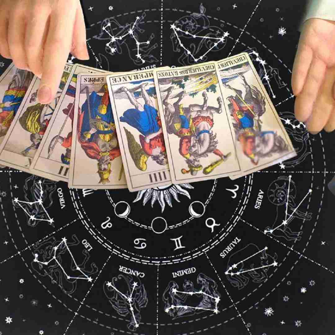 Hướng dẫn cách sử dụng các bộ bài tarot khác nhau.