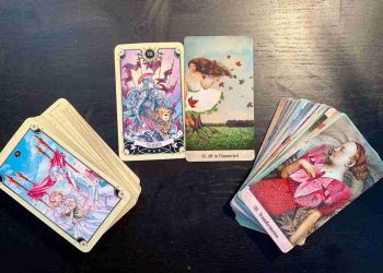 Xem bài Tarot có được coi là mê tín không?