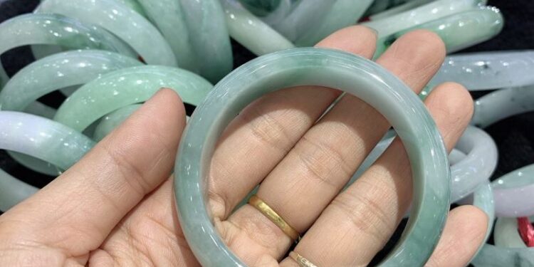 Cách chăm sóc vòng tay cẩm thạch đúng cách